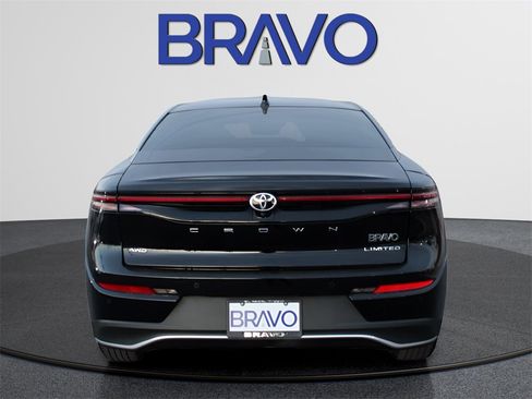 Used 2023 Toyota Crown Limited image 6
