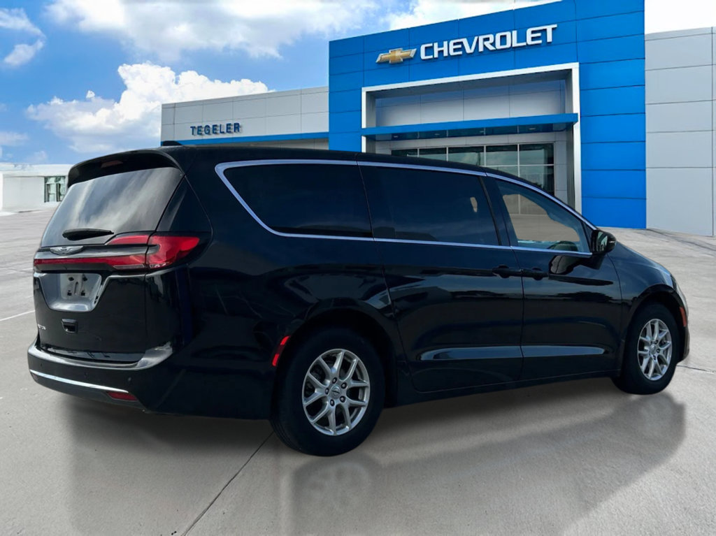 Used 2024 Chrysler Pacifica Touring-L FWD image 5