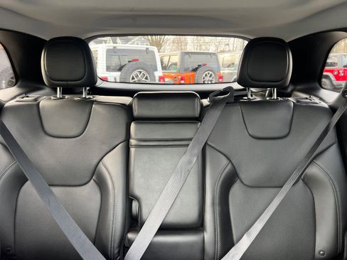 Used 2019 Jeep Cherokee Limited image 29