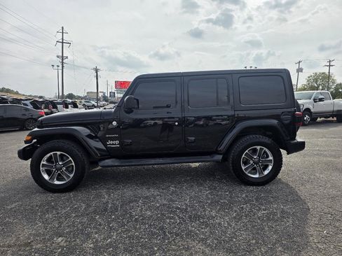 Used 2018 Jeep Wrangler Unlimited Sahara image 4