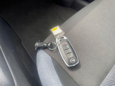 Used 2025 Nissan Versa SV FWD image 21
