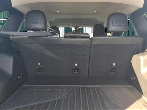 Used 2019 Jeep Cherokee Limited image 9