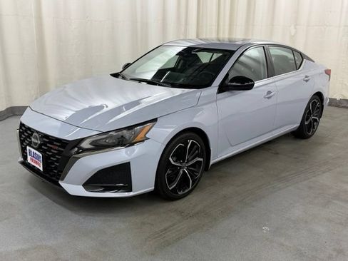 Used 2024 Nissan Altima 2.5 SR w/ SR Premium Package FWD image 3