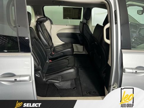 Used 2023 Chrysler Pacifica Touring-L FWD image 21
