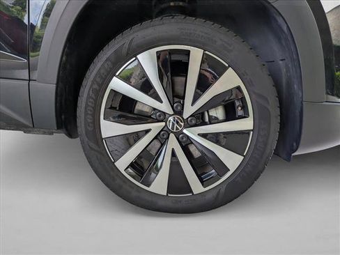 Used 2024 Volkswagen Taos SE FWD image 21