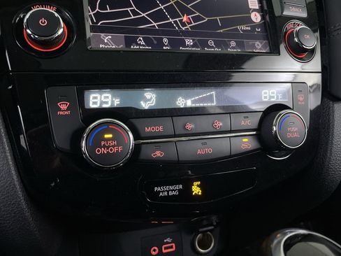 Used 2019 Nissan Rogue SL w/ Premium Package image 18