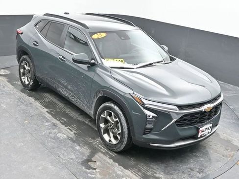 Used 2025 Chevrolet Trax LT image 35