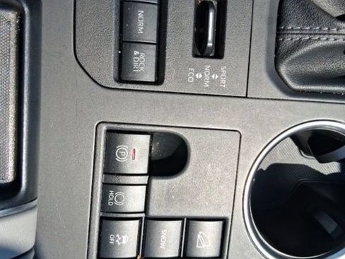 Used 2025 Toyota Highlander XLE AWD/4WD image 37