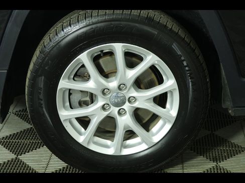 Used 2015 Jeep Cherokee Latitude w/ Cold Weather Group image 12