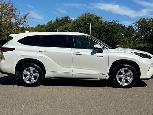 Used 2021 Toyota Highlander LE AWD/4WD image 3