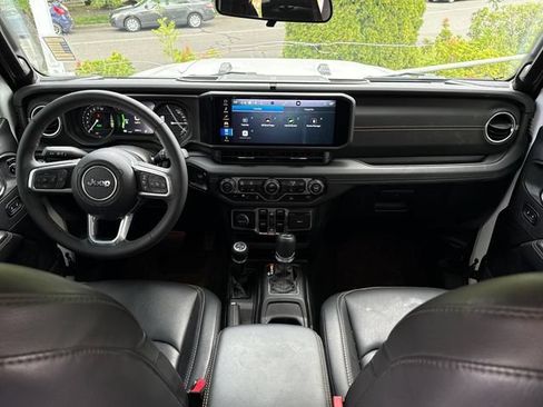Used 2025 Jeep Wrangler Unlimited Sahara AWD/4WD image 6