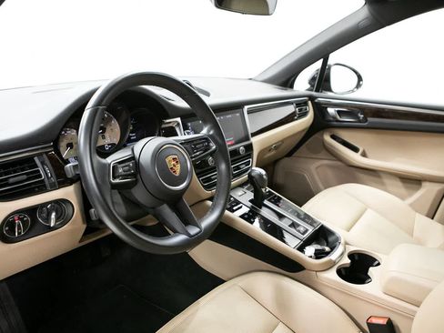 Certified 2024 Porsche Macan AWD/4WD image 4