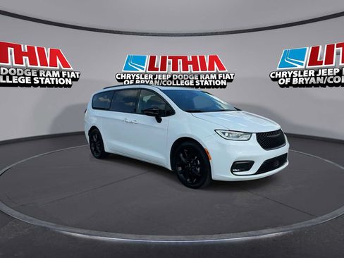 Used 2025 Chrysler Pacifica Limited FWD image 2