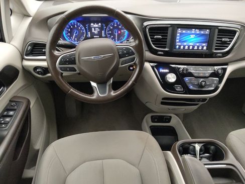 Used 2019 Chrysler Pacifica Touring Plus w/ Tire & Wheel Group FWD image 22