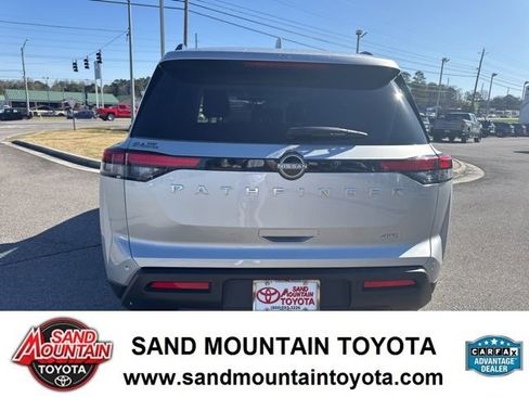Used 2025 Nissan Pathfinder SV image 4