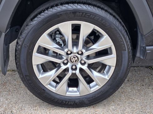 Used 2025 Toyota RAV4 XLE Premium FWD image 10