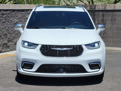 Used 2024 Chrysler Pacifica Pinnacle FWD image 3