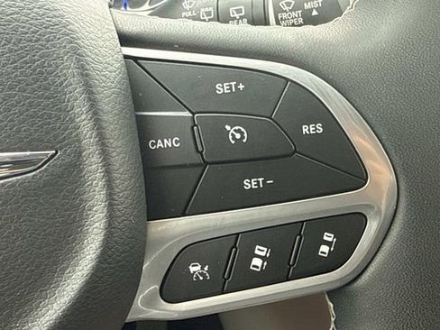Used 2024 Chrysler Pacifica Touring-L FWD image 17