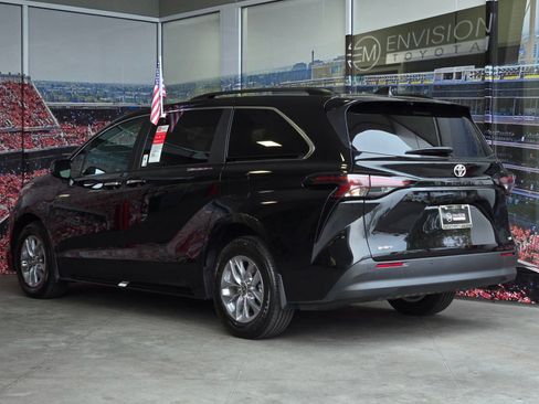 Certified 2026 Toyota Sienna XLE FWD image 6