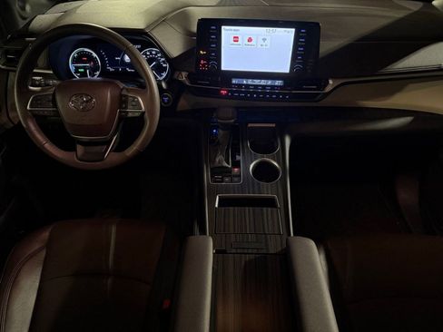 Used 2024 Toyota Sienna Platinum image 4
