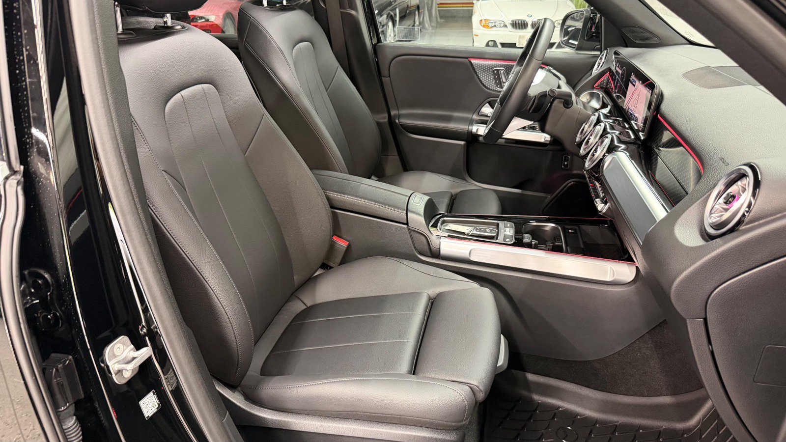 Used 2024 Mercedes-Benz GLB 250 4MATIC w/ Driver Assistance Package image 35