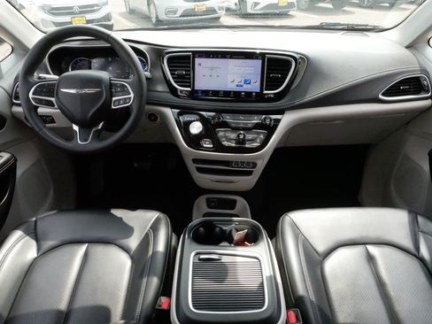 Used 2023 Chrysler Pacifica Touring-L FWD image 10