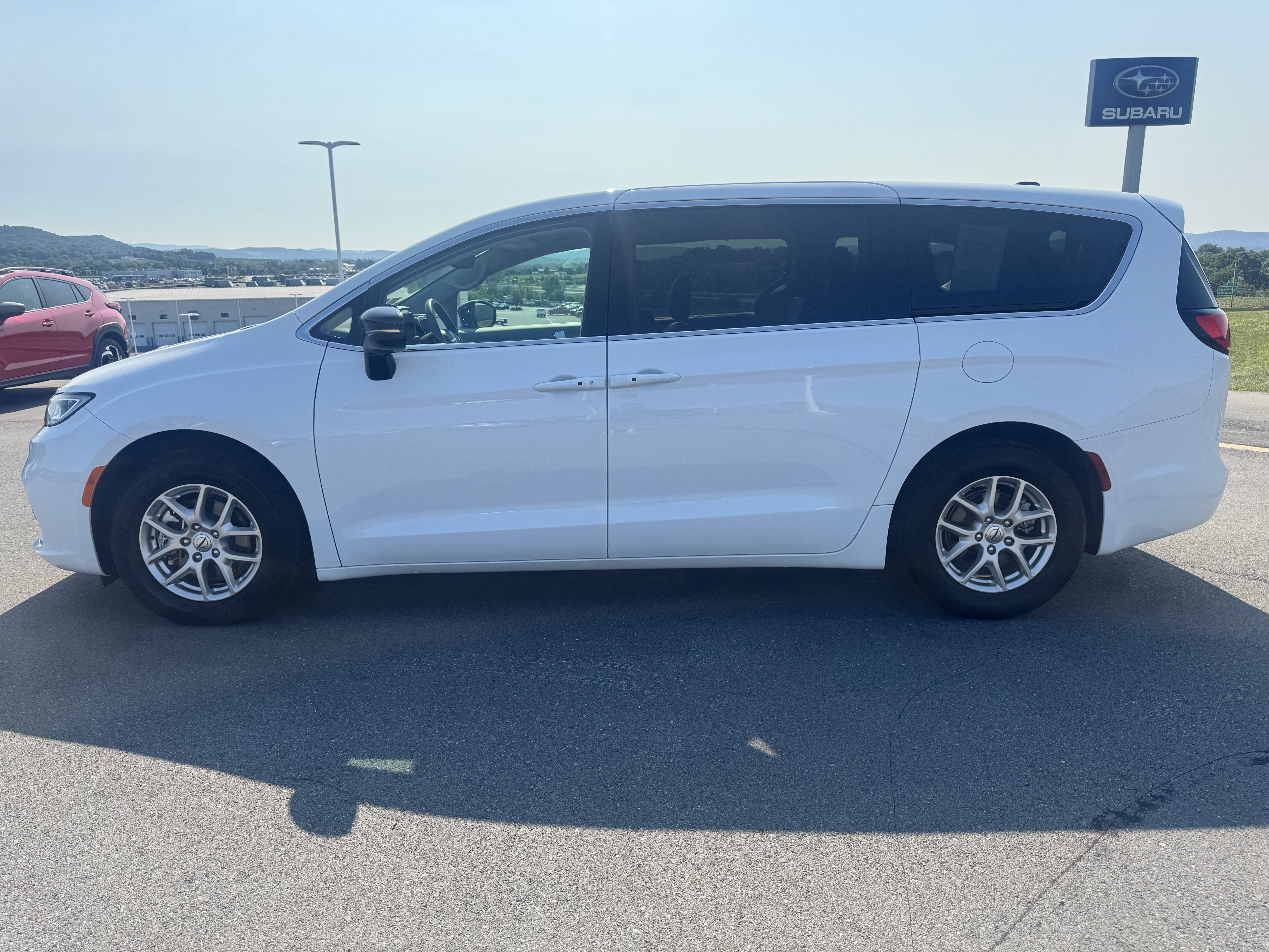 Used 2024 Chrysler Pacifica Touring-L FWD image 7
