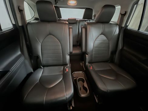 Used 2020 Toyota Highlander XLE FWD image 33