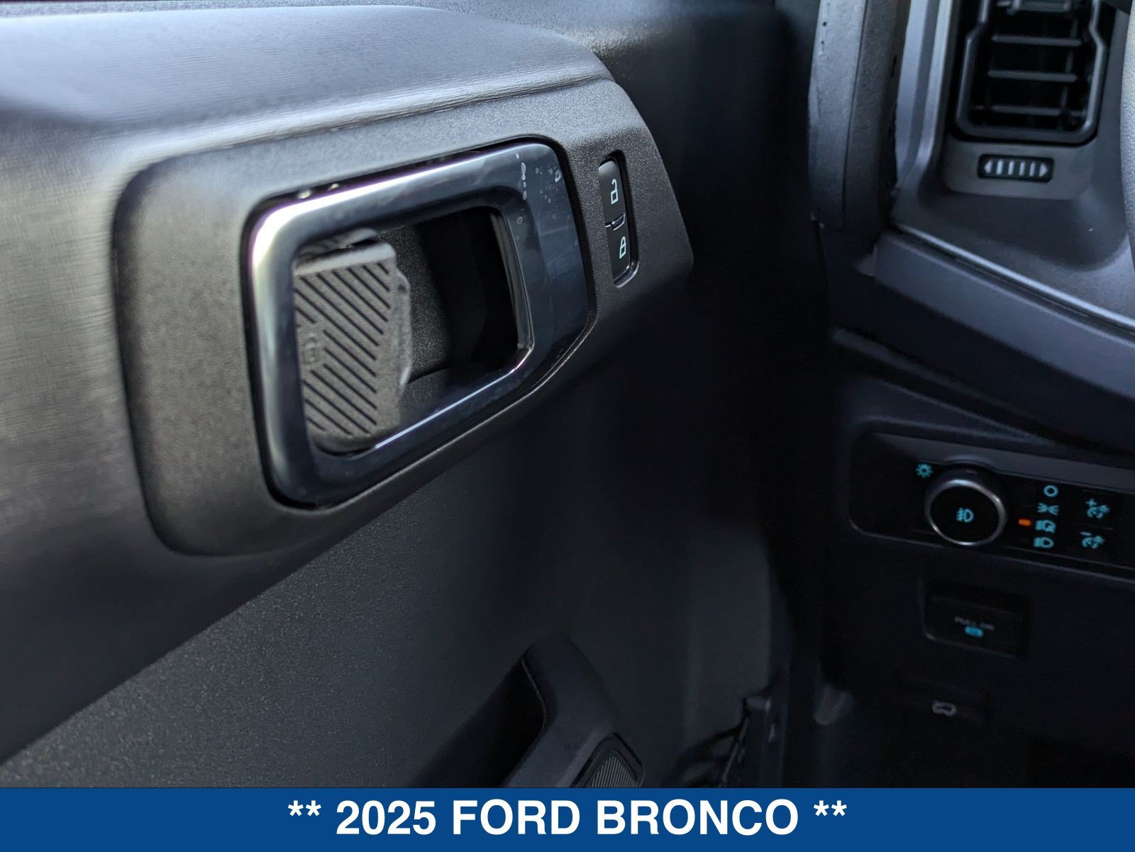 Used 2025 Ford Bronco Badlands AWD/4WD image 46