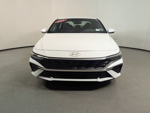 Used 2025 Hyundai Elantra SE image 2