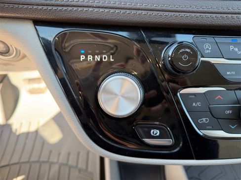 Used 2021 Chrysler Pacifica Touring-L image 22