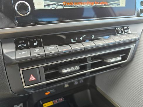 Used 2025 Toyota Camry SE w/ Convenience Package image 23