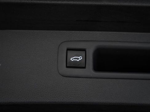 Used 2022 Toyota Highlander XLE image 9