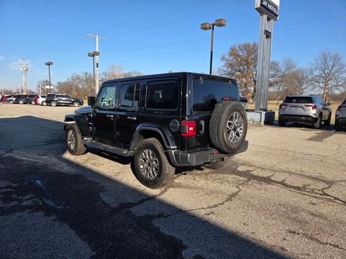 Used 2024 Jeep Wrangler Sahara image 6