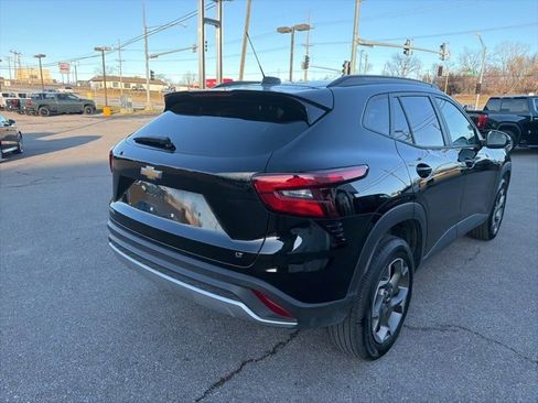 Used 2025 Chevrolet Trax LT w/ LT Convenience Package image 14