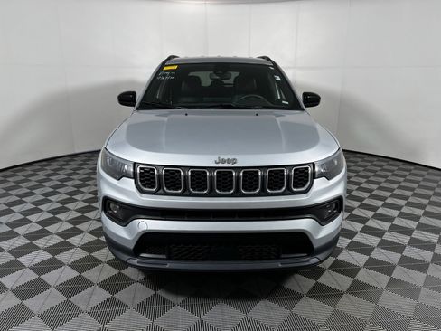 Used 2024 Jeep Compass Latitude AWD/4WD image 2
