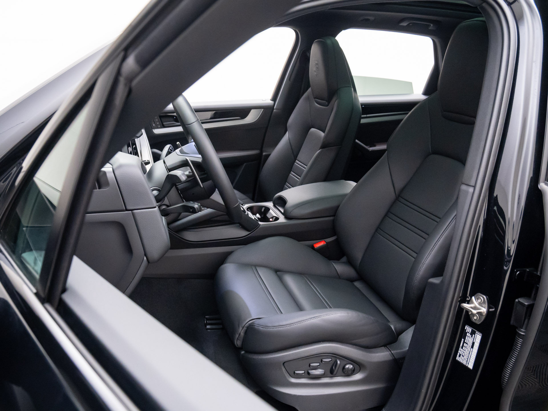Certified 2026 Porsche Cayenne AWD/4WD image 5