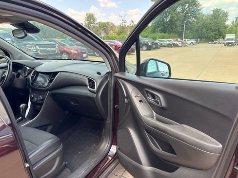 Used 2022 Chevrolet Trax LT w/ LT Convenience Package AWD/4WD image 23