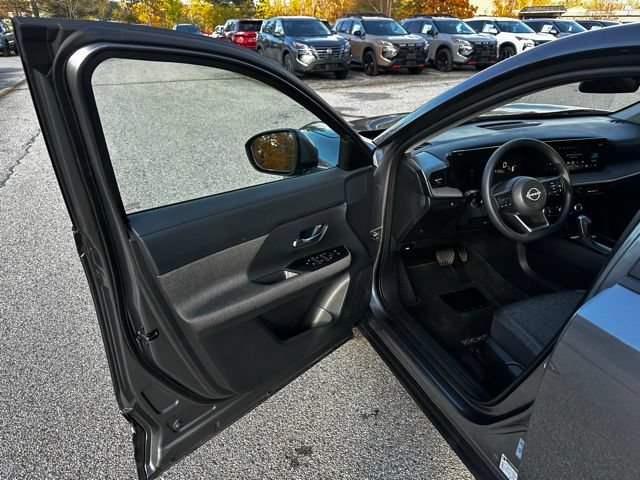 Certified 2025 Nissan Kicks SV FWD image 18
