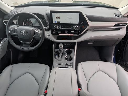 Used 2025 Toyota Highlander XLE FWD image 29