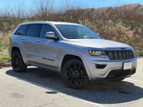 Used 2019 Jeep Grand Cherokee Altitude image 2