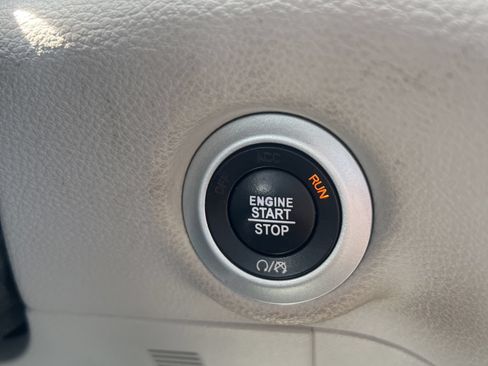 Used 2023 Chrysler Pacifica Touring-L FWD image 18