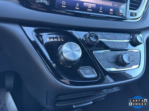 Used 2025 Chrysler Pacifica Select image 70