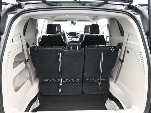 Used 2023 Chrysler Pacifica Touring-L image 6