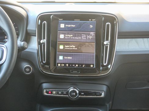 Certified 2025 Volvo XC40 B5 Core w/ Protection Package Premier image 15