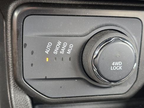 Used 2023 Jeep Renegade Latitude w/ Premium Group AWD/4WD image 8