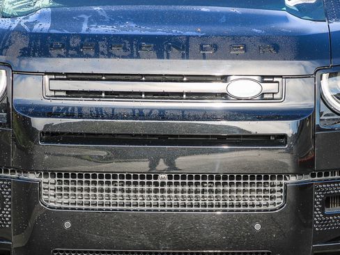 Used 2025 Land Rover Defender 130 X-Dynamic SE image 7