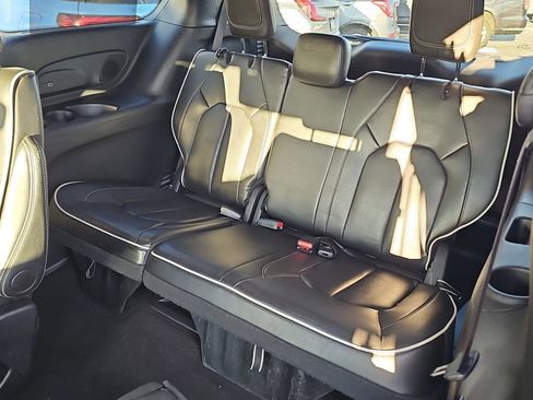 Used 2025 Chrysler Pacifica Limited image 14