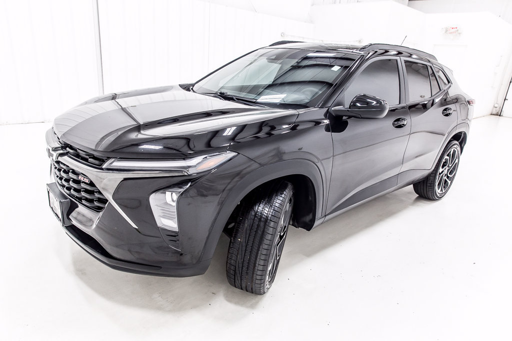 Used 2024 Chevrolet Trax RS w/ Sunroof Package FWD image 2