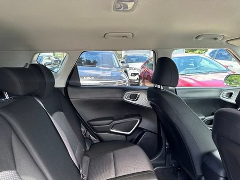 Used 2025 Kia Soul LX w/ LX Technology Package FWD image 16